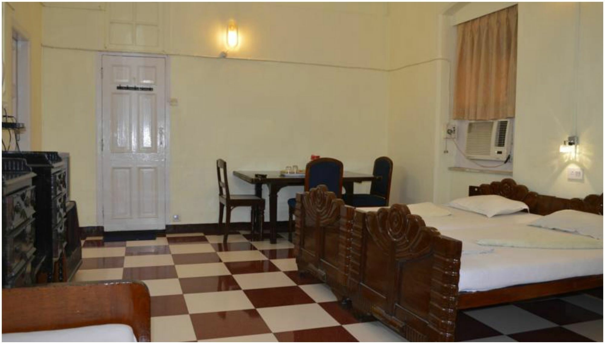 Bentleys Hotel Mumbai Exterior foto
